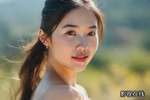 《潜行赎罪》海报，夜巷中低头前行的人影